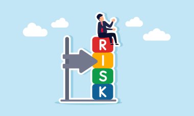 RİSK etiketli bir blok yığınının yanında oturan işadamı, bir ok işaretiyle, ölçülebilir risk yönetimi ihtiyacının göstergesi