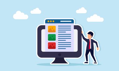 Bir multimedya veya haber uygulama arayüzü gösteren bir monitörün yanında duran işadamı, haberlerin dijital hale getirilmesinin ve multimedya