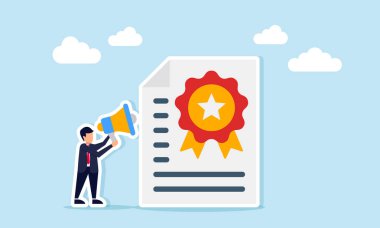 Madalya, eğitim ve ürün standartları ve iş sistemleriyle ilgili sosyalleşmenin çizimi ile etiketlenmiş bir kağıdın yanında duran bir megafon tutan işadamı