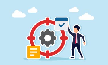 Elinde teçhizat ve notla bir hedef levhasının yanında duran işadamı, bunları etkili bir şekilde gerçekleştirmek için iş hedefleri belirlemenin ve stratejileri kaydetmenin bir göstergesi.