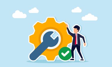 İşadamı kontrol işareti ve ingiliz anahtarıyla işaretlenmiş bir dişlinin yanında duruyor, iyi durumdaki bir iş sistemi veya üretim aracının çizimi