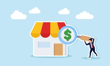 Bir dükkandaki dolar işaretini, mali performans değerlendirmesini ve iş dünyasındaki analizi gözlemlemek için elinde büyüteç tutan bir işadamı.