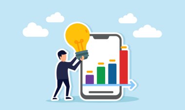 Bir iş adamı akıllı telefonun yanında bir lamba tutuyor ve grafiği gösteriyor. Dijital iş performansını geliştirmek için fikirler sunuyor.
