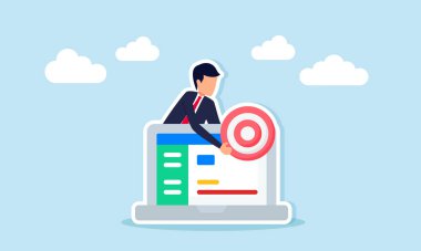 İşadamı dizüstü bilgisayarından hedef tahtasını alarak iş hedeflerini dijital ve çevrimiçi olarak dizayn ederek tamamlıyor.