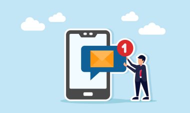 Akıllı telefonun yanında yeni bir tebligat ile etiketlenmiş bir sohbet diyaloğu tutan bir iş adamı, iş ortaklığı teklifi e-postası almanın illüstrasyonu
