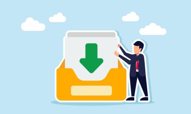 Bir klasörden aşağıya doğru ok atılmış bir kağıt tutan işadamı, iş dosyası gereksinimlerinin bir parçası olarak indirilecek belgeleri hazırlama illüstrasyonuName