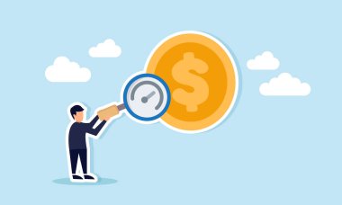 İş adamı elinde büyüteç, madeni paraları analiz ediyor iş dünyasının finansal performans değerlendirmesini yapıyor.