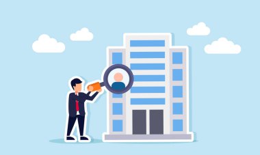 İşadamı, yönetici alımı sürecini gösteren şirket binasındaki aday profilini incelemek için büyüteç kullanıyor