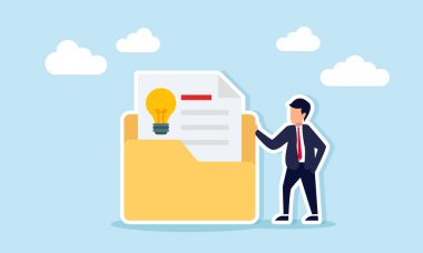 İş adamı, elinde ampul sembolü olan bir klasörün yanında duruyor. İş fikirleri ve yenilikler için dökümantasyon arşivinin çizimi.