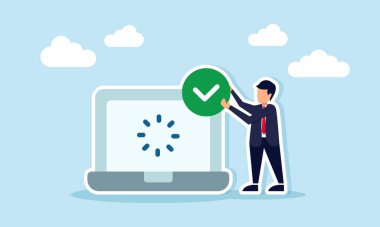 Dizüstü bilgisayarın yanında yeşil onay işareti tutan işadamı, tamamlanmış ve başarılı bir doğrulama ve doğrulama süreci tasvir eden simge yükleme resimlerini sergiliyor