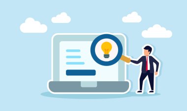 İş adamı elinde büyüteç, dizüstü bilgisayarda ampulü inceliyor. Fikir keşfi ve internet temelli ilhamı sembolize ediyor.