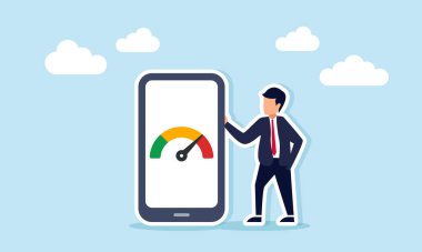 Akıllı telefonun yanında duran iş adamı performans göstergesi dijital finans izleme değerlendirme analizi resimlerini gösteriyor