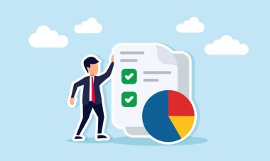 Turta grafiği ve kağıt belgelerinin yanında duran işadamı, iş performansı yönetiminin ve kayıt tutmanın göstergelerini sunuyor.