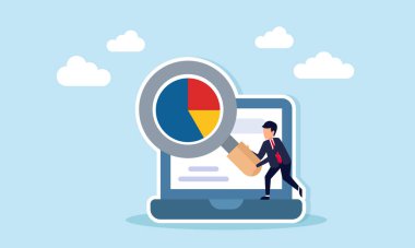 İş adamı, turta grafiğini incelemek için elinde büyüteç tutarak şirket performansının izlenmesi ve analizinin dijital olarak incelenmesini istiyor.