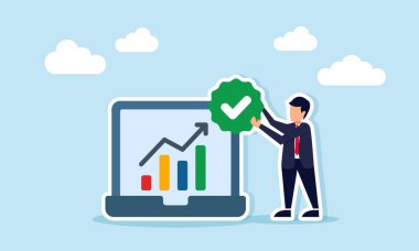 İş adamı, dizüstü bilgisayarın yanında iş performansı doğrulama ve doğrulama grafiklerinin arttığını gösteriyor