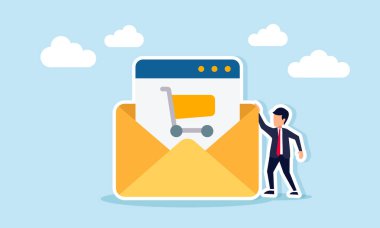 İş adamı, içinde iş ürünleri e-posta teklifinin bir alışveriş arabası illüstrasyonunu gösteren başvuru belgeleri bulunan bir zarfın yanında duruyor.