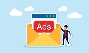 İş adamı, iş ilanlarıyla ilgili e-posta yayınlarının afişlerini gösteren başvuru belgeleri içeren bir zarfın yanında duruyor.