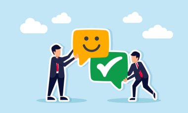 İş adamı, gülümseme simgesiyle sohbet diyaloğu ve iş bilgisini paylaşma işaretli bir başka sohbet diyaloğu tutuyor