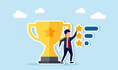 Üç yıldızlı bir listenin önünde duran işadamı önde gelen bir şirket olarak kaliteli iş standartlarını gösteriyor.