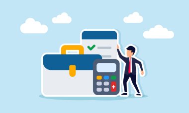 İş adamı evrak çantası hesap makinesinin yanında duruyor ve iş projesinin yürütülmesinde risk hesaplamasını gösteren belgeler