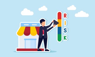 Bir mağazanın yanında duran işadamı, risk seviyesi göstergelerini pazar yeri işletmeleri için risk hesaplamalarına göre düzenliyor
