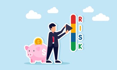Bir domuz kumbarasının yanında duran işadamı, risk seviyesi göstergelerini düzelterek, çeşitli ticari yatırımlar için risk hesaplamasının örneklerini sunuyor.