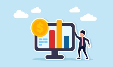 İş adamı monitör ekranının yanında duruyor ve iş finansmanını dijital olarak izlediğini gösteriyor.