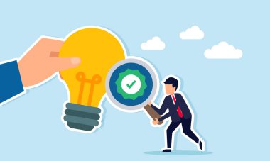 İşadamı elinde işaretli bir büyüteçle el ele tutuşmuş lamba ile iş fikirlerinin doğruluğunu ve doğruluğunu gösteriyor.