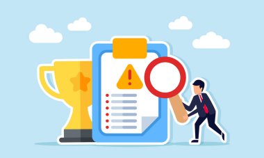 Elinde bir büyüteç tutan bir işadamı, önde gelen şirket statüsünü korumak için riskleri gözlemleme ve analiz etme ödülü önünde uyarı işareti taşıyan bir belgeyi inceliyor.