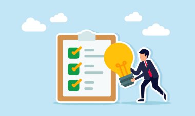 İş adamı, çalışma etkinliğini artırmak için doğru iş fikri uygulamasını gösteren bir listeyle bir belge tahtasının yanında yanan bir lamba tutuyor.