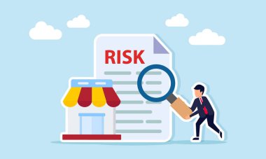İş adamı elinde bir büyüteç tutuyor. Market işletme işletmelerindeki risk analizi illüstrasyonunun yanında risk etiketli bir belgeyi inceliyor.