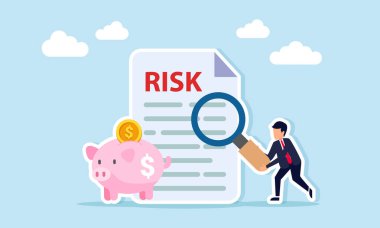 İş adamı elinde bir büyüteç tutuyor. Yatırım müdürü seçerken risk analizinin domuzcuk bankasında resmedildiği bir belgeyi inceliyor.