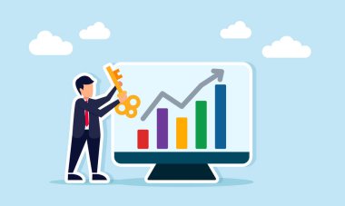 İş adamı, iş performansı iyileştirme çözümünü temsil eden yükselen grafiği gösteren monitörün yanında anahtar tutuyor