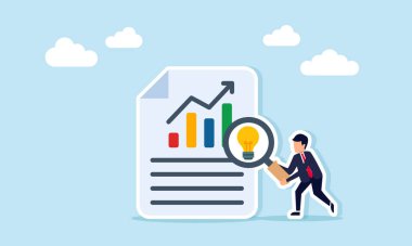 İş adamı, iş performansını artırmak için doğru iş fikrini uygulamanın lamba illüstrasyonuyla işaretlenmiş büyüteçle belgeyi grafikle inceliyor