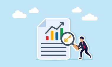 İş adamı, iş performansını artırmak için çözümün anahtar illüstrasyonuyla işaretlenmiş büyüteç kullanarak belgeyi grafikle inceliyor