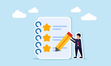 Ticari kalite iyileştirme notlarını temsil eden yıldız simgelerini içeren belge üzerine kalemle yazan işadamı