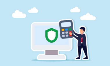İş adamı elinde bir monitörün yanında mali danışman için güvenli bir iş başvurusu programının kalkan çizimini gösteren bir hesap makinesi tutuyor.