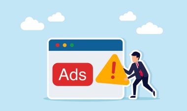 İş adamı, bir uygulama arayüzünün yanında uyarı levhası tutuyor. Üzerinde 