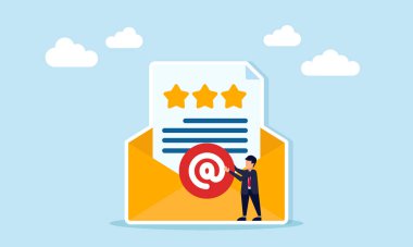 İş adamı, raporun doğrulanması ve iş kalitesi standartlarının onaylanmasının üç yıldızlı resimlerini içeren zarfın üzerine işaret koydu