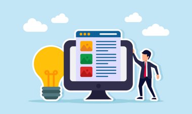 Promosyon ortamını yönetmek için strateji fikrinin ampul illüstrasyonunun yanında multimedya uygulama arayüzü gösteren monitör yanındaki işadamı