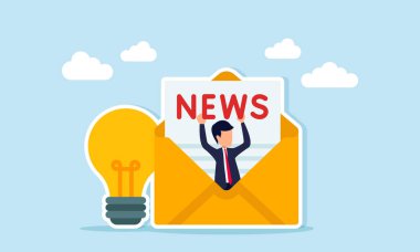İş adamı, elinde iş fikriyle ilgili ilham verici haberlerin NEWS metni olan ampulün yanındaki zarftan çıkıyor.