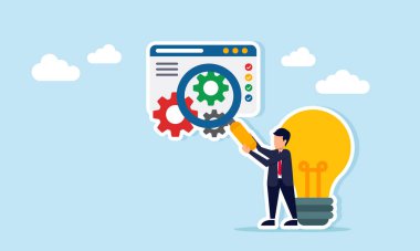 Lambanın yanında elinde büyüteç bulunan iş adamı, iş sistemi bakımı veya yenilik geliştirme ile ilgili vites çizelgesini izlemek için uygulama arayüzünü tutuyor.