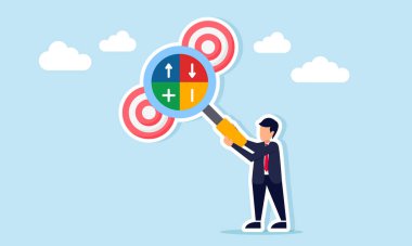 İş adamı, büyüteçle birkaç hedef tahtasını gözlemliyor. Artıda eksi ok ve aşağı ok, iş hedeflerine ulaşmada risk analizinin göstergesi.