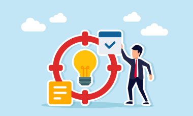 İş adamı, ticari fikirlerin uygulanmasını hedef alan ampul illüstrasyonunu hedefleyen hedef üzerine kontrol etiketi yerleştiriyor