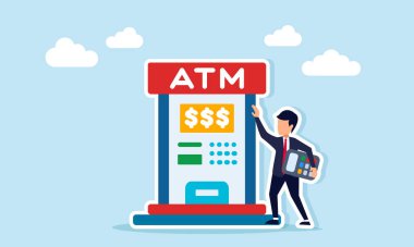 ATM yakınındaki işadamı, iş gelirleri ve harcamalarının hesap makinesi çizimini tutuyor