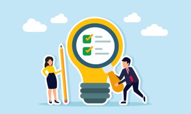 İşadamı lamba üzerindeki kontrol listesi işaretini gözlemlemek için büyüteç kullanırken, iş kadını lamba yanında kalem tutuyor, iş fikirleri için beyin fırtınası araştırmalarının bir örneği.