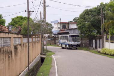 Kültürel kodu ve kimliği olan orijinal Sri Lanka. Trafik, ulusal ve dini gelenekler, binalar ve doğa. Palmiye ağaçları ve okyanus. Adadaki kumsal.