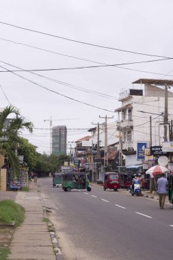 Kültürel kodu ve kimliği olan orijinal Sri Lanka. Trafik, ulusal ve dini gelenekler, binalar ve doğa. Palmiye ağaçları ve okyanus. Adadaki kumsal.