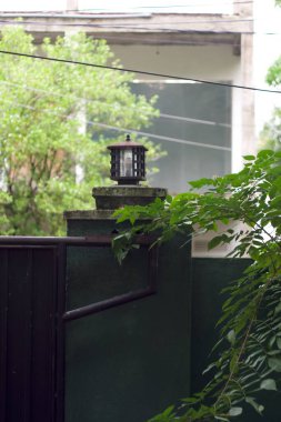 Kültürel kodu ve kimliği olan orijinal Sri Lanka. Trafik, ulusal ve dini gelenekler, binalar ve doğa. Palmiye ağaçları ve okyanus. Adadaki kumsal.