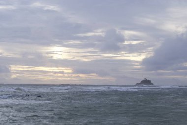Kültürel kodu ve kimliği olan orijinal Sri Lanka. Trafik, ulusal ve dini gelenekler, binalar ve doğa. Palmiye ağaçları ve okyanus. Adadaki kumsal.